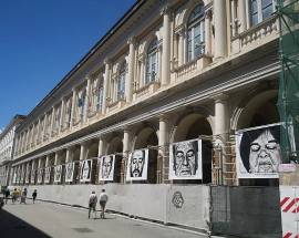 PERDONANZA: TUTTO TACE SU CARTELLONE, INTANTO SILVERI CHIEDE RIMOZIONE MOSTRA GRILLO PER L’EVENTO