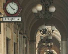 UNA CENTRALINA ESTERNA PER L’OROLOGIO OMEGA DI CARDILLI SOTTO I PORTICI, OGGETTO SIMBOLO DELL’AQUILA