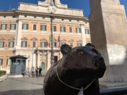 CINQUANTA ORSETTI MARSICANI IN CARTAPESTA ‘INVADONO’ PIAZZA MONTECITORIO PER PROTESTA