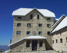 GRAN SASSO:  VETRI ROTTI E DEGRADO,  L’OSTELLO E’ UNO SCANDALO
