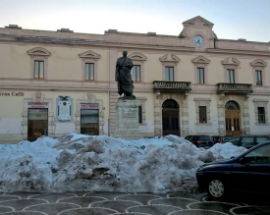 RIMOSSE NEVE DA STATUA DI OVIDIO, IMPRENDITORE SULMONA PAGA MULTA