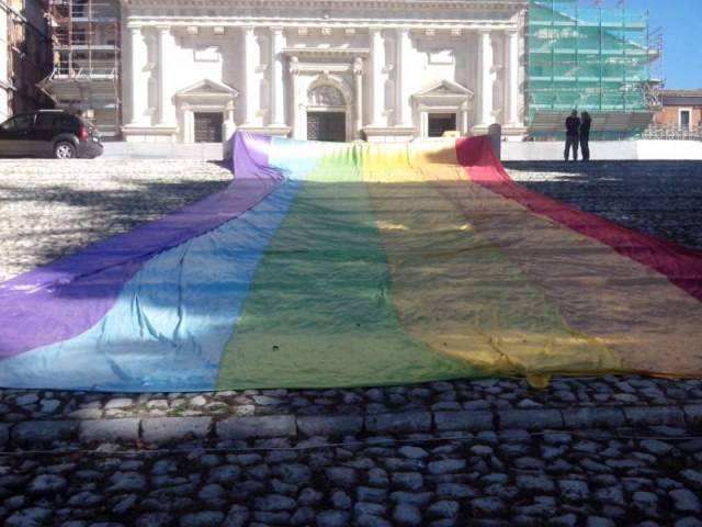 L’AQUILA CITTA’ DI PACE: STRISCIONE DI 25 METRI A SAN BERNARDINO