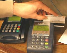 RUBA UN PORTAFOGLIO E PRELEVA CON BANCOMAT, ARRESTATO 25ENNE