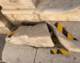 L’AQUILA: ”MEZZI PESANTI DISTRUGGONO INGRESSO DEL PALAZZETTO DEI NOBILI”, LA DENUNCIA DEI CITTADINI