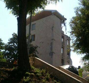 L’AQUILA: PALAZZO DELL’ANAS DEMOLIZIONE ARRIVATA A META’