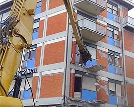 L’AQUILA: CURIOSI, OPERAI E BONIFICHE, VIA DEMOLIZIONE PALAZZO BENZINAIO