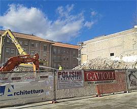 L’AQUILA: CONCLUSA LA DEMOLIZIONE DI PALAZZO DEL BENZINAIO