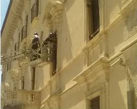 PUNTELLAMENTI INSTABILI, POMPIERI INTERVENGONO A PALAZZO CENTI