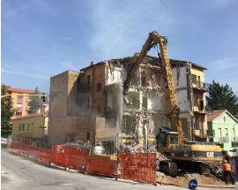 L’AQUILA: SCOMPARE LA BRUTTURA DI VIA ALDO MORO, ABBATTUTO PALAZZO GIAMMARIA