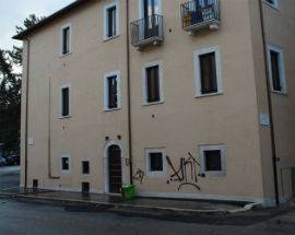 L’AQUILA: UN ALTRO PALAZZO IMBRATTATO IN CENTRO, LA RABBIA DEI CITTADINI