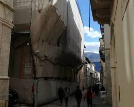L’AQUILA: PALAZZO ‘A RISCHIO CROLLO’ IN CENTRO, COMMERCIANTI ‘NO CHIUSURA CORSO’