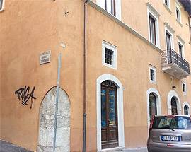 L’AQUILA: GIA’ IMBRATTATA PICCOLA GRANDE BELLEZZA DI UN PALAZZO RICOSTRUITO