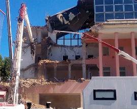 PALAZZO SIRENA VIENE GIU’: APPELLI E VINCOLI NON FERMANO L’ABBATTIMENTO VOLUTO DAL COMUNE