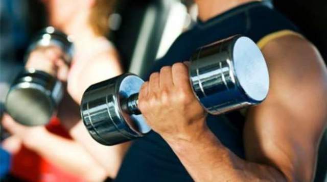 RUBA ATTREZZATURA A PALESTRA CONCORRENTE, DENUNCIATO