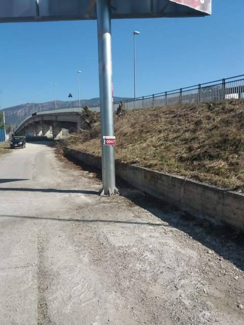 L’AQUILA: A PILE SPUNTA PALO DI CARTELLONE PUBBLICITARIO SULLA CARREGGIATA