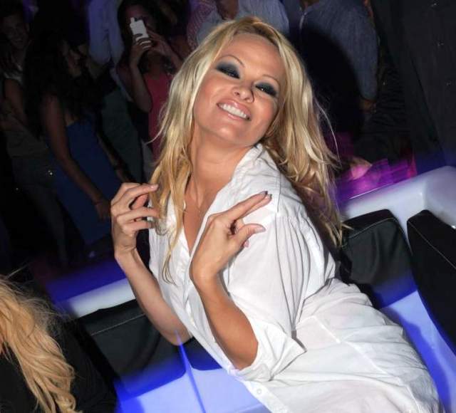 PAMELA ANDERSON: NOTTE FOLLE A SAINT TROPEZ, UBRIACA IN DISCO