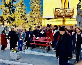 UNA PANCHINA ROSSA A CORFINIO,” SIMBOLO DI DENUNCIA SOCIALE”