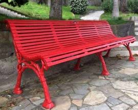 PANCHINE ROSSE CONTRO LA VIOLENZA DI GENERE A TEMPERA E CAMARDA
