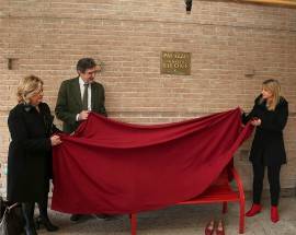 VIOLENZA CONTRO LE DONNE: UNA PANCHINA ROSSA DAVANTI A PALAZZO SILONE