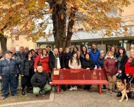 FEMMINICIDIO E VIOLENZA: INAUGURATA PANCHINA ROSSA A PIZZOLI