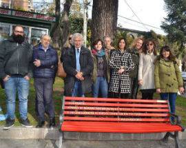 PANCHINA ROSSA CONTRO LA VIOLENZA SULLE DONNE ALLA VILLA DELL’AQUILA