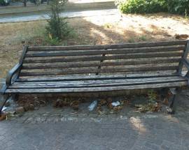 DEGRADO ALLA VILLA COMUNALE DELL’AQUILA, PURE LA ”PANCHINA STORTA”