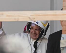 SISMA: PAPA A CAMERINO TRA I TERREMOTATI, ”SONO VICINO A VOI, NESSUNO VI DIMENTICHI”