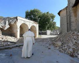TERREMOTO: PAPA, ”ANDARE AVANTI IN SOLIDARIETA’ E SPERANZA”