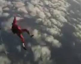 NON GLI SI APRE PARACADUTE, ISTRUTTORE LO SALVA – GUARDA IL VIDEO