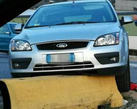 L’AQUILA, AUTO FINISCE SOPRA SPARTITRAFFICO DI UN PARCHEGGIO