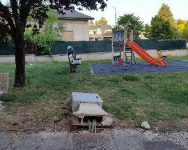 L’AQUILA: RIFIUTI E CENTRALINA ELETTRICA A TERRA IN PARCO GIOCHI  IN VIA GOBETTI