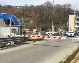 L’AQUILA, SFONDA LA SBARRA DEL PASSAGGIO A LIVELLO E SCAPPA