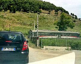 L’AQUILA: PASSAGGIO A LIVELLO BLOCCATO, LUNGA CODA DI AUTO