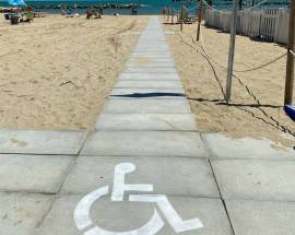 PESCARA: TAGLIO NASTRO PASSERELLE SPIAGGIA PER DISABILI