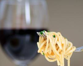 CRISI: IN ABRUZZO CALANO EXPORT E IMPRESE, REGGONO VINO E PASTA