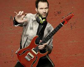 MUSICA: ALL’AQUILA ARRIVA IL FENOMENALE PAUL GILBERT A TEMPERA UNO DEI MIGLIORI CHITARRISTI DEL MONDO