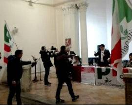 RIGOPIANO: COMIZIO PD IN CHIESA FUNERALI VITTIME, I FAMILIARI IRROMPONO E CONTESTANO D’ALFONSO