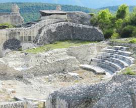 AL VIA IL PELTUINUM THEATER FEST: TRA LE PIETRE SACRE AI VESTINI ARTE, CONVIVI  E COSMICHE ATMOSFERE