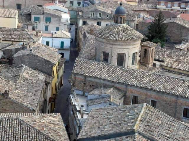 TERREMOTO: PENNE, EDIFICIO DEL CENTRO EVACUATO DOPO NUOVI SOPRALLUOGHI