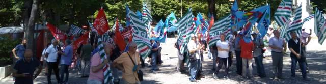 PENSIONATI ASSEDIANO CONSIGLIO REGIONALE”DIRITTO ALLE CURE, ABOLIRE SUPER-TICKET”