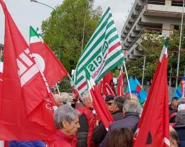 SANITA’: SINDACATI PENSIONATI PROTESTANO DAVANTI ALLA ASL DI PESCARA