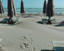 TERREMOTO CENTRO ITALIA: A PESCARA SPIAGGE DESERTE ”ASSURDA FORZA DELLA NATURA”