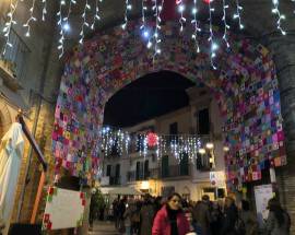 NATALE AD ATESSA: 1.200 PEZZE ALL’UNCINETTO DECORANO L’ARCO ‘NDRIANO