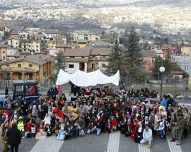 CARNEVALE DI PIANOLA: 400 PARTECIPANTI, TRA CARRI, MUSICA E VIN BRULE’