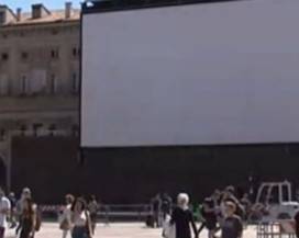 BOLOGNA: PROIETTA FILM PORNO SU MAXI SCHERMO PIAZZA MAGGIORE, DENUNCIATO 24ENNE AQUILANO
