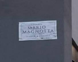 L’AQUILA: PIAZZA MARIO MAGNOTTA, SPUNTA LA DEDICA VICINO CASA DEL MITO