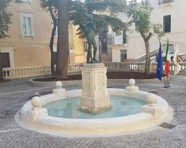 L’AQUILA: PROTESTA RESIDENTI: ”PIAZZA NOVE MARTIRI INVASA DA TAVOLINI”