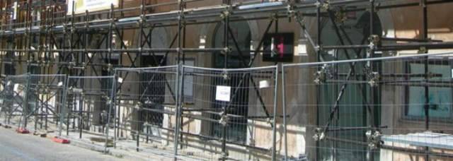 RICOSTRUZIONE, ”POZZETTI DA MARCIAPIEDE”: ”SANARE IRREGOLARITA’ O STACCHIAMO ACQUA”