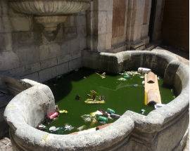 LA FONTANA DEL TRITONE RIDOTTA A PATTUMIERA DOPO LA MOVIDA AQUILANA