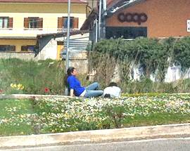 L’AQUILA: MANCANO SPAZI VERDI, PIC NIC IMPROVVISATO IN RONDO’